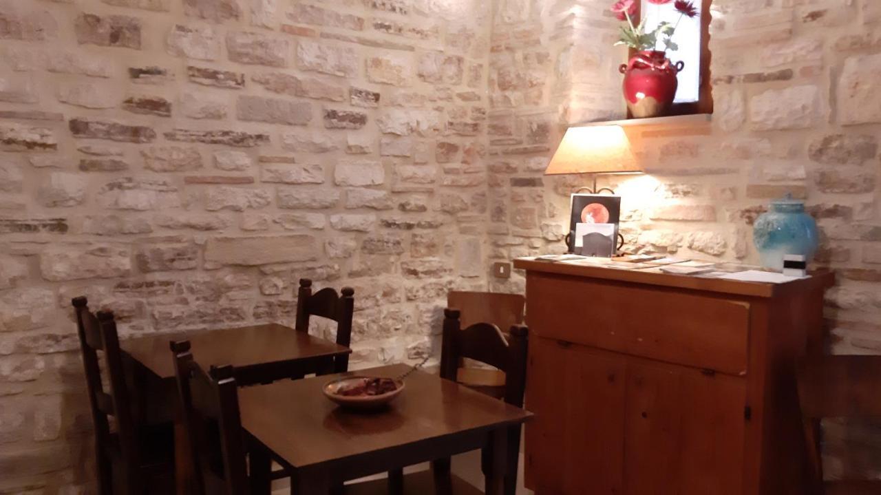 Civico 10 Hotel Gubbio Bagian luar foto